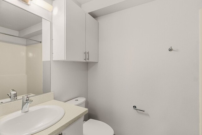 Foto del interior - 422 11th Ave - Amazing Remodeled Studios!