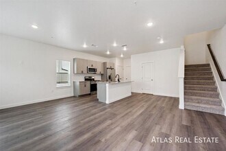 Building Photo - 632 Hewlett Aly