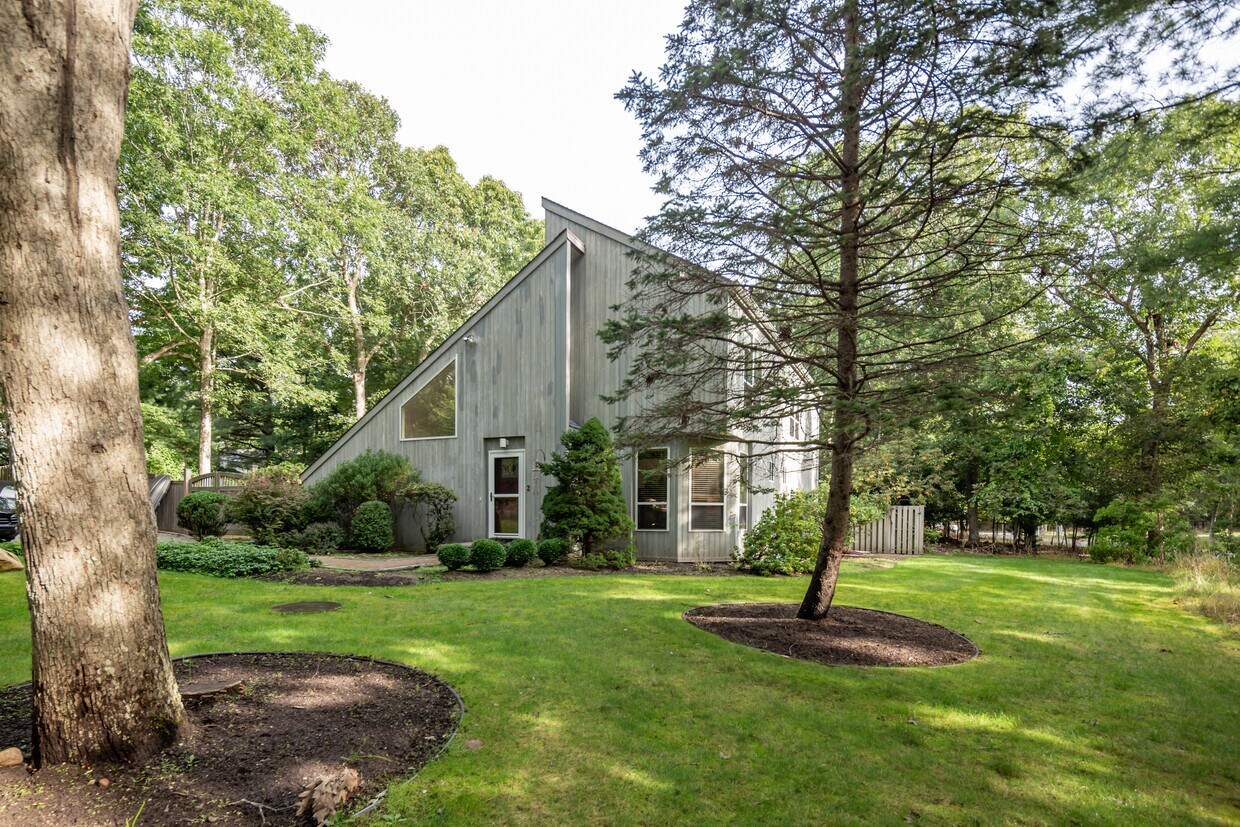 2 Den Tree Path, East Hampton, NY 11937 House for Rent in East