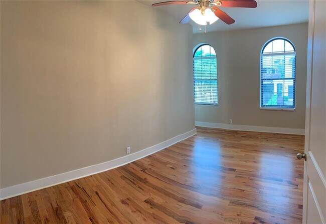Building Photo - 315 W Clay St