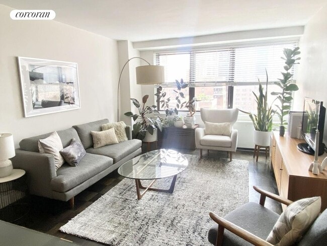 Building Photo - 305 E 40th St