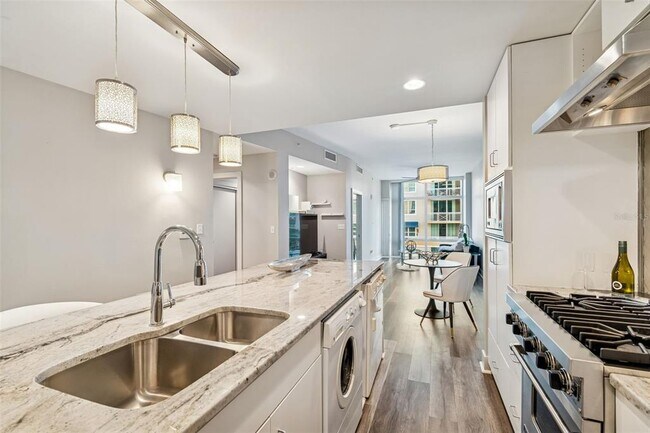 Building Photo - 1120 E Kennedy Blvd