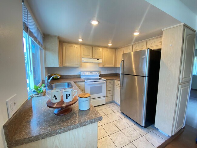 Foto del edificio - Two Bedroom Townhome W/ Parking, Dishwasher & In Unit Washer/Dryer!