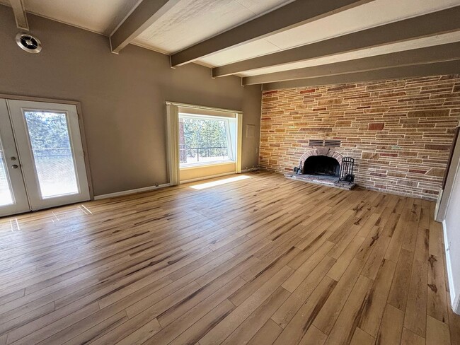 Foto del edificio - 636 Lakeview Dr