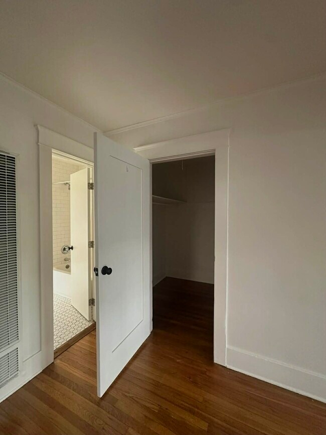 Armario de almacenamiento - 1218 Myra Ave