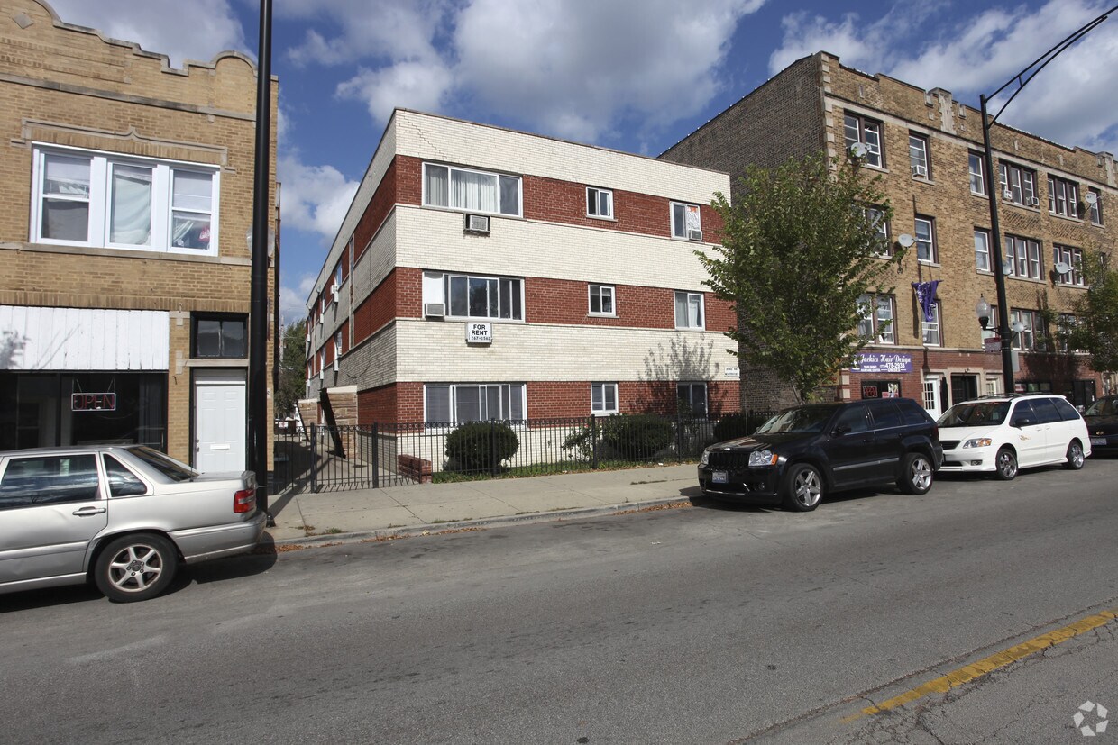 Foto principal - 2842 W Montrose Ave