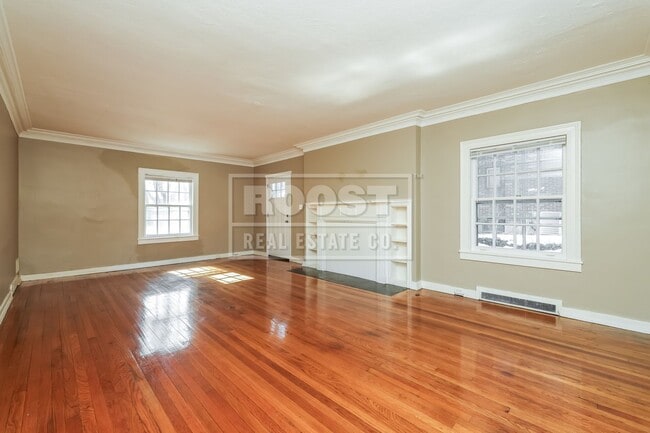 Building Photo - 5 bed 3.5 Bath Single Family Home Available in Dayton