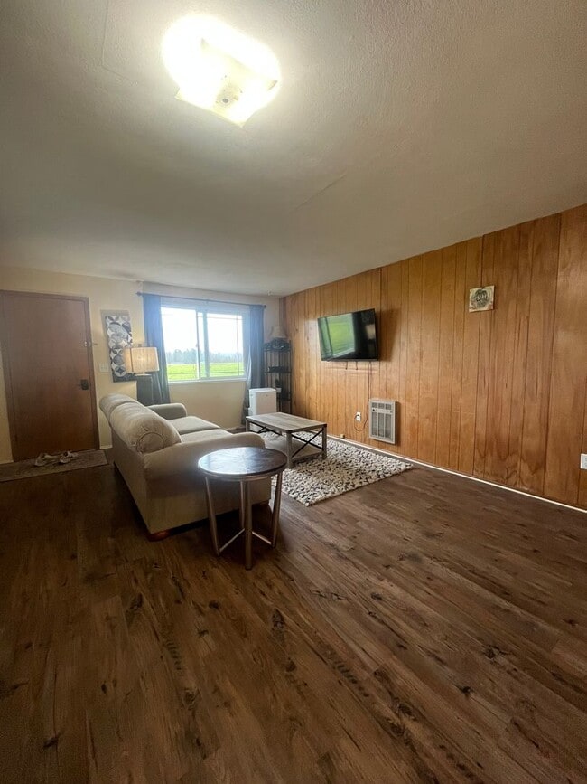 Building Photo - Fully Furnished 1-Bedroom Duplex