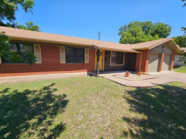 Building Photo - Central Austin 3/2 with a Lovely Fenced Ba...