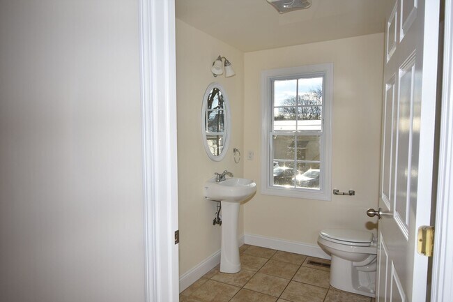 Foto del edificio - Spacious 3 bdrm house with 1.5 baths located in Seymour....