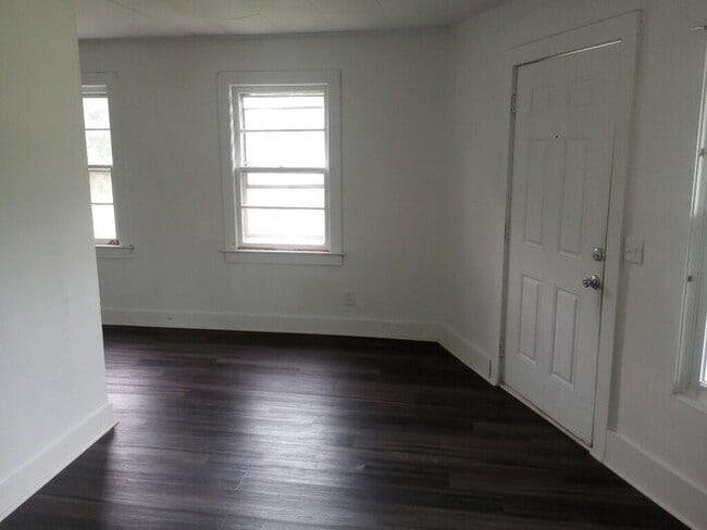 Building Photo - 2 Bedroom 1 Bathroom