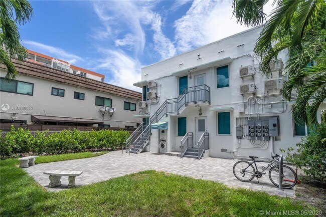Foto del edificio - 7936 Harding Ave