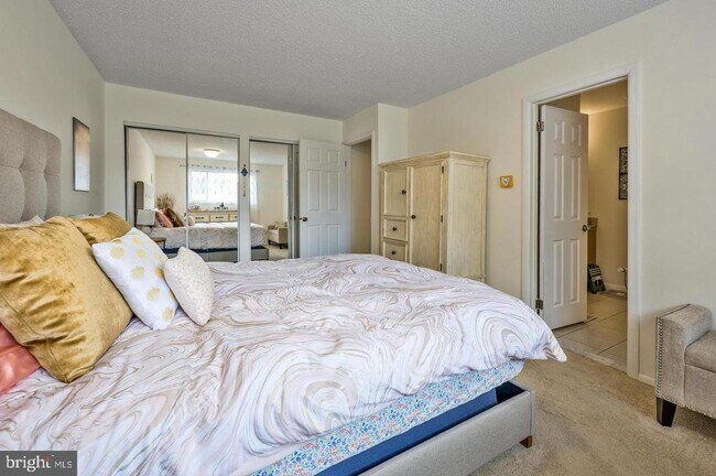 Foto del edificio - 56 Dover Dr