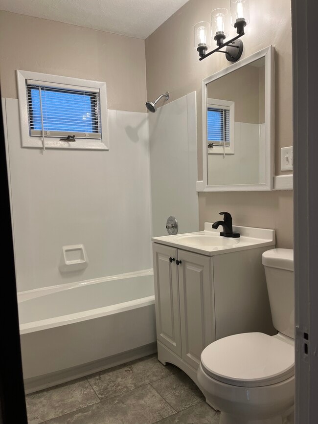 Building Photo - 242 Forest Hill Dr