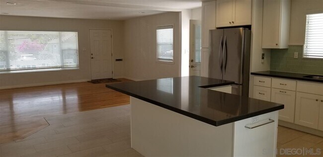 Foto del edificio - 3445 Bayonne Dr