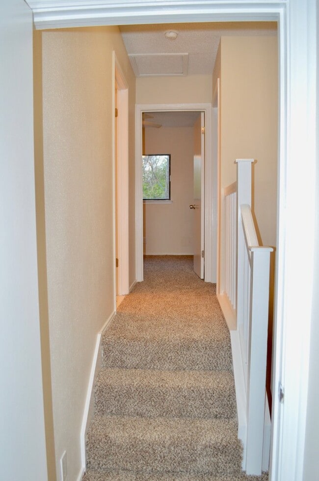 Building Photo - 6202 Valley Clf