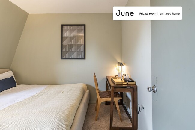 Building Photo - Private bedroom in 5 bed/2 bath Home