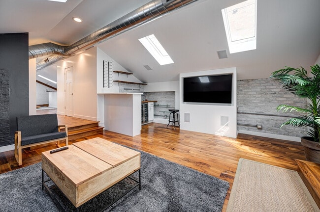 Building Photo - 1519 W Superior St