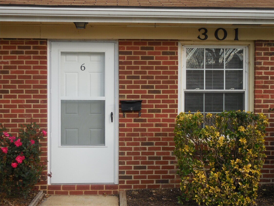 Primary Photo - 301 Strawberry Ln