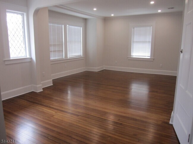 Building Photo - 132 Midland Ave