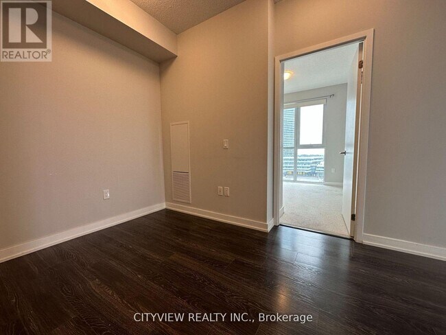 Photo du bâtiment - 4055 Parkside Village Dr