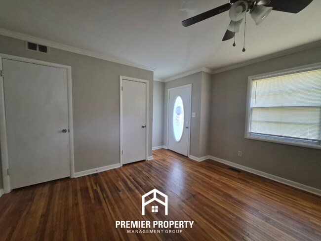 Foto del edificio - Charming 3BR/1.5BA in West Huntsville | Hardwood Floors Throughout & Fenced Yard
