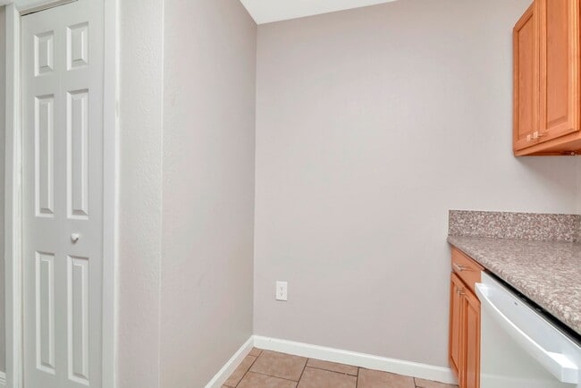 Foto del edificio - Ground Floor - Corner/End Unit - Upgraded ...