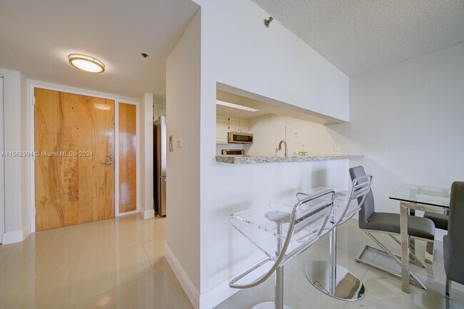 Foto del edificio - 7601 E Treasure Dr
