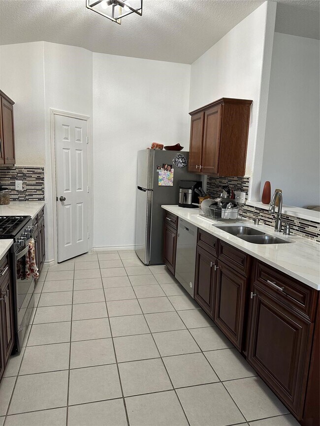 Foto del edificio - 20914 Kirkland Woods Dr