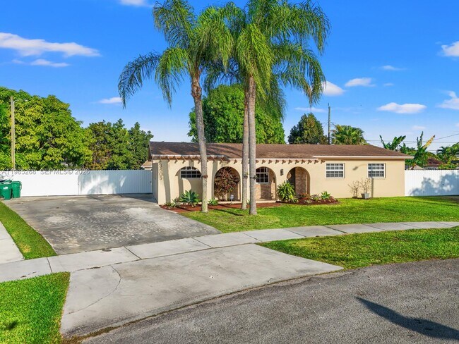 Foto del edificio - 3605 SW 122nd Pl