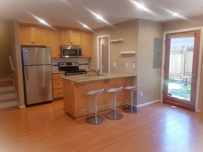 Building Photo - Two Story Modern Home in Heart of SE Portland
