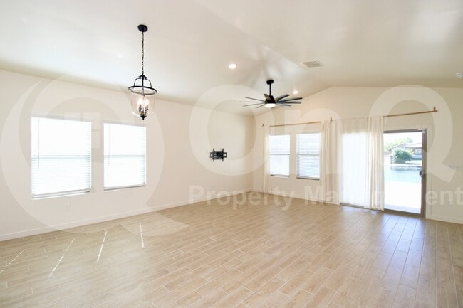 Foto del edificio - 22090 N Belt Dr