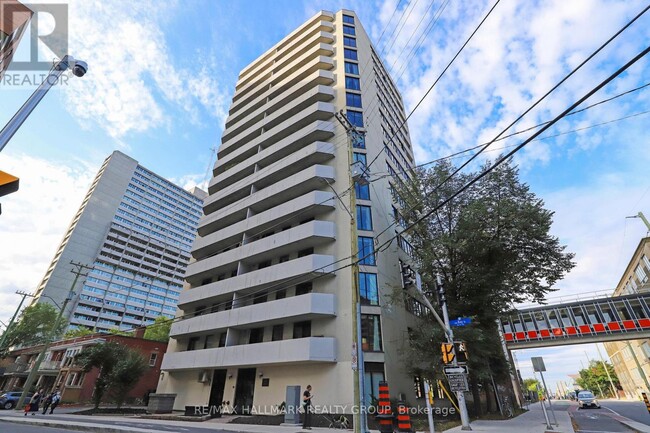 Building Photo - 200 Bay St