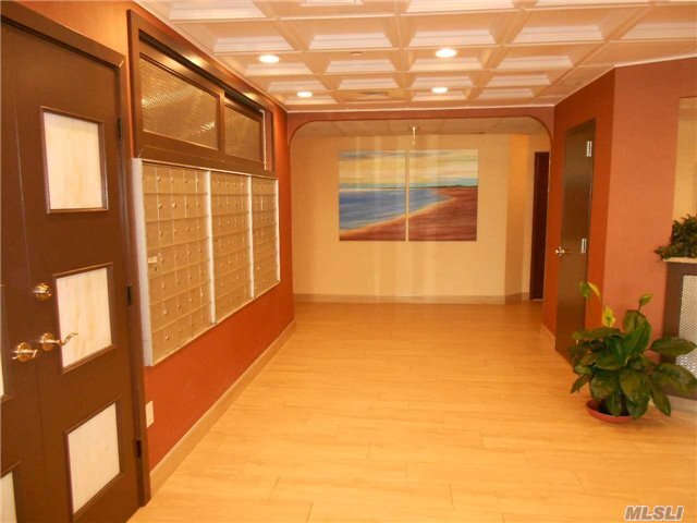 Building Photo - 185 W Park Ave