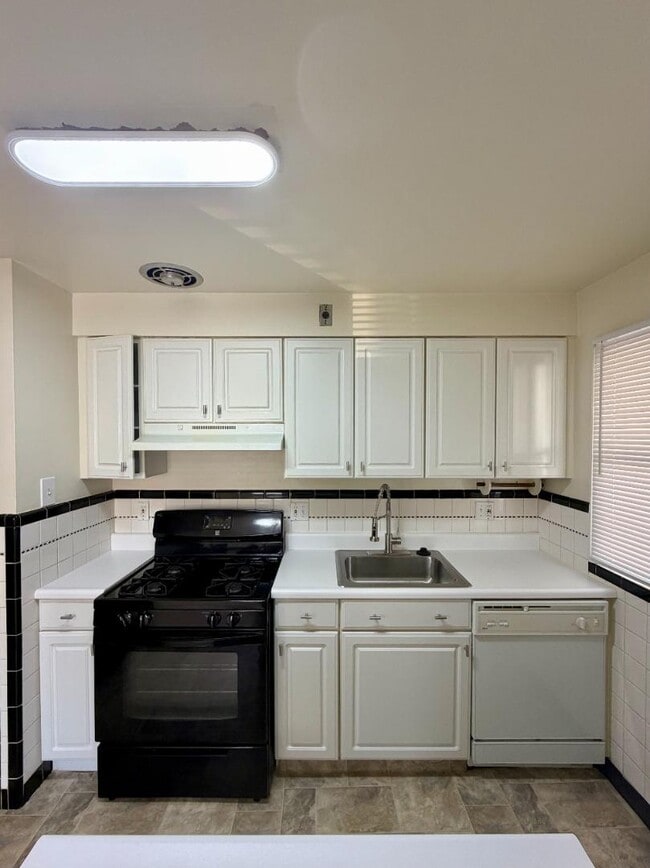 Building Photo - 1215 Bliss Dr