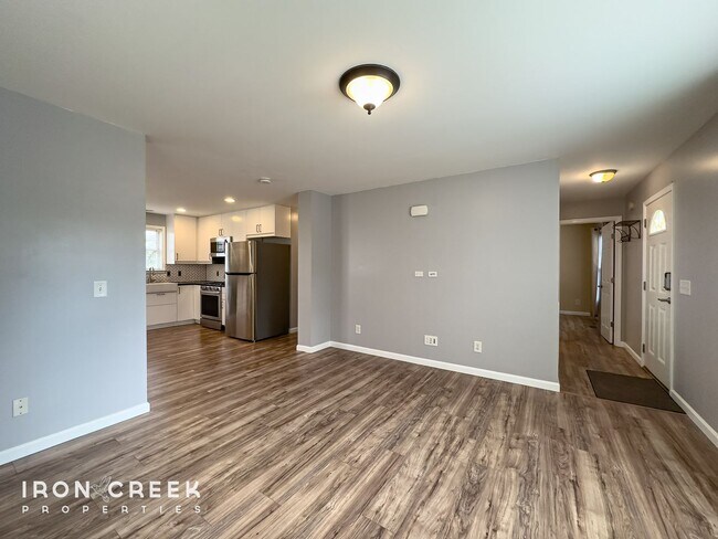 Building Photo - Beautifully Updated Two-Bedroom in West As...