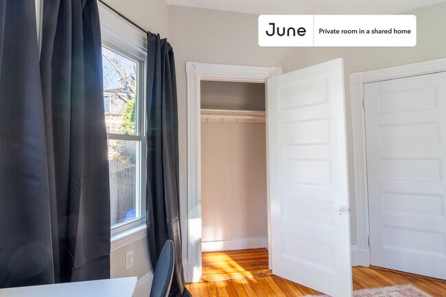 Foto del edificio - Private bedroom in 5 bed/2 bath Home