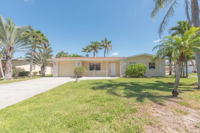Foto del edificio - Indian Harbor Beach Stunner! Corner Lot Cl...