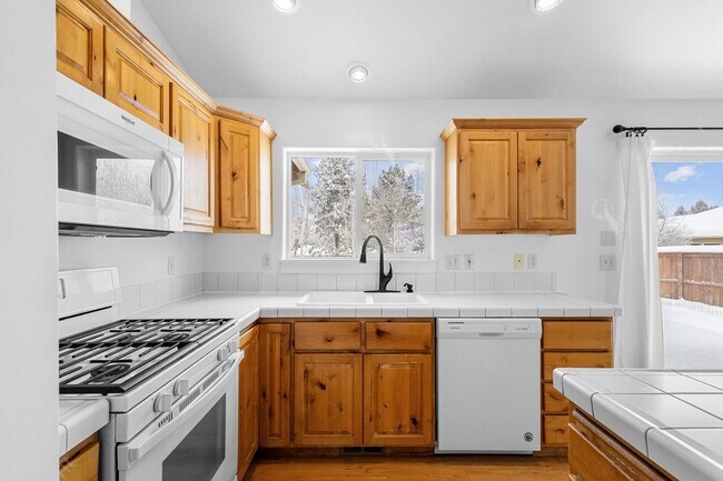 Foto del edificio - Northeast 3 BR - 2 BA Single-level Home w/ large Backyard