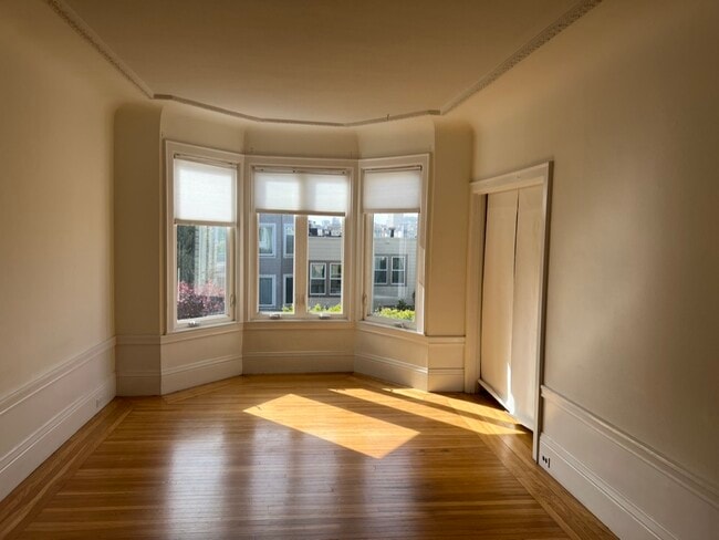 current living room unfurnished looking south - 1341 Union St