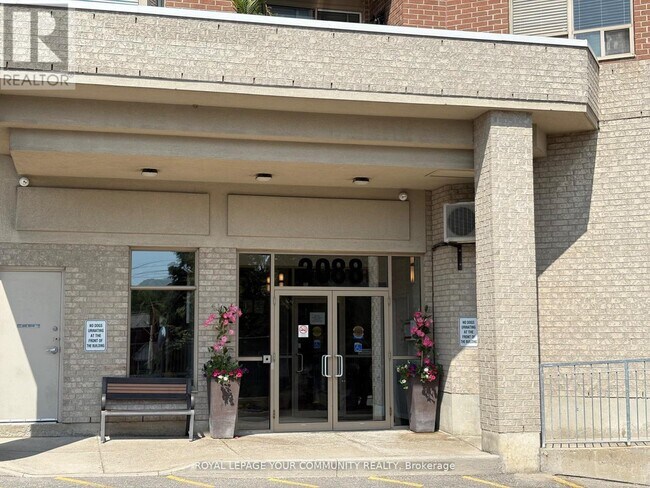 Photo du bâtiment - 2088 Lawrence Ave W