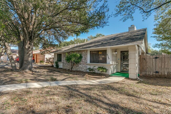 Foto del edificio - 2-BEDROOM HOME IN LARKSPUR WITH SWIMMING P...