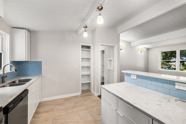 Building Photo - 1185 Oakfield Dr SE