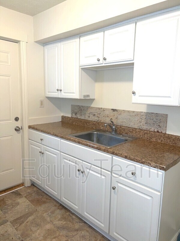 875 E McCreight Ave, Springfield, OH 45503 Condo for Rent in