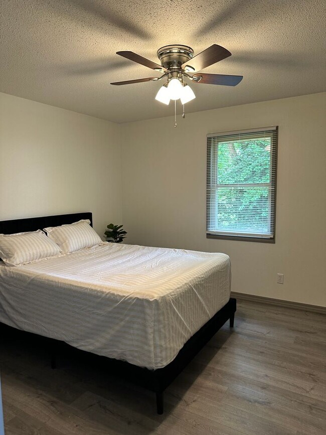 Building Photo - Recently updated 3 bedroom home in Nixa
