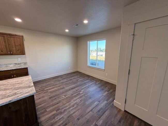Building Photo - Eastside View Townhomes