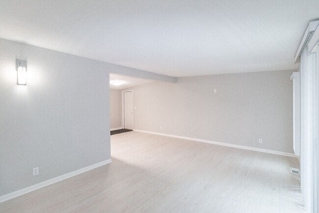 Foto del edificio - Gorgeous fully updated 3 bed 3 bath near K...
