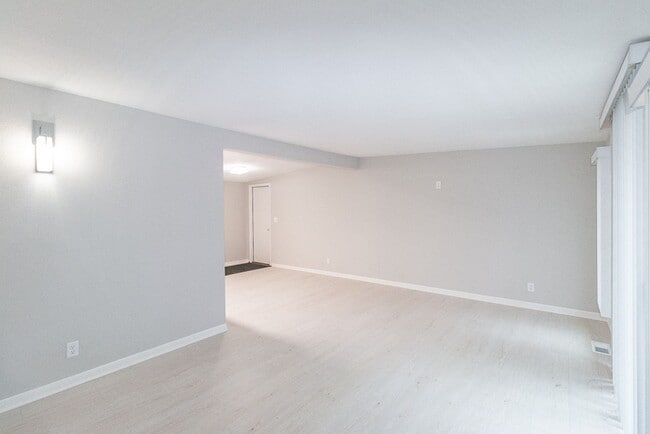 Building Photo - Gorgeous fully updated 3 bed 3 bath near KU Campus!