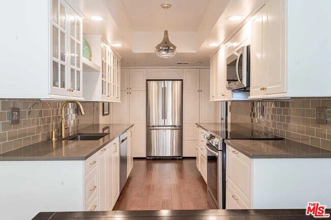 Foto del edificio - 5870 Green Valley Cir