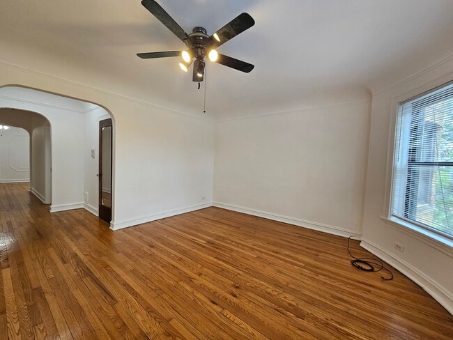 Building Photo - 2454 W Catalpa Ave